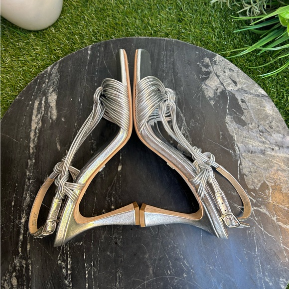 BADGLEY MISCHKA
Carmine Leather Knot-Detail Slingback Sandal SILVER SZ 7 - Picture 16 of 17